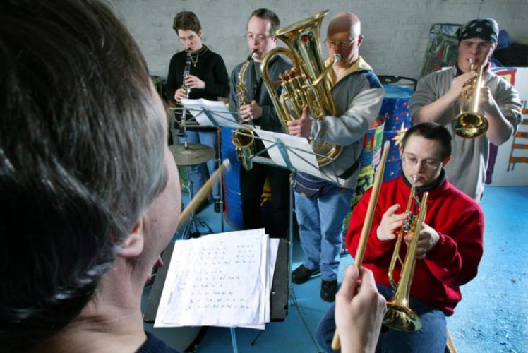 Imágen de jovenes con discapacidad tocando instrumentos